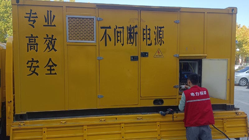 绥滨柴油发电机组和UPS电源配合使用时，如何避免切换过程中的电力中断？
